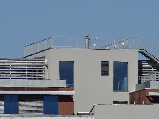 Detailn pohled na budovu s antnou