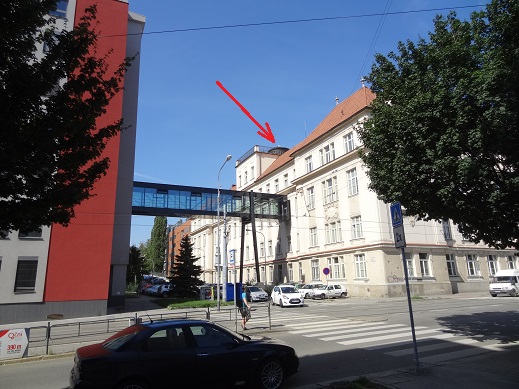 Pohled na budovu s anténou