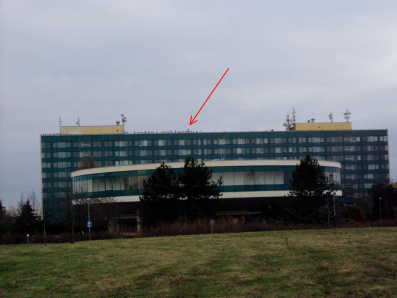 Pohled na budovu s anténou